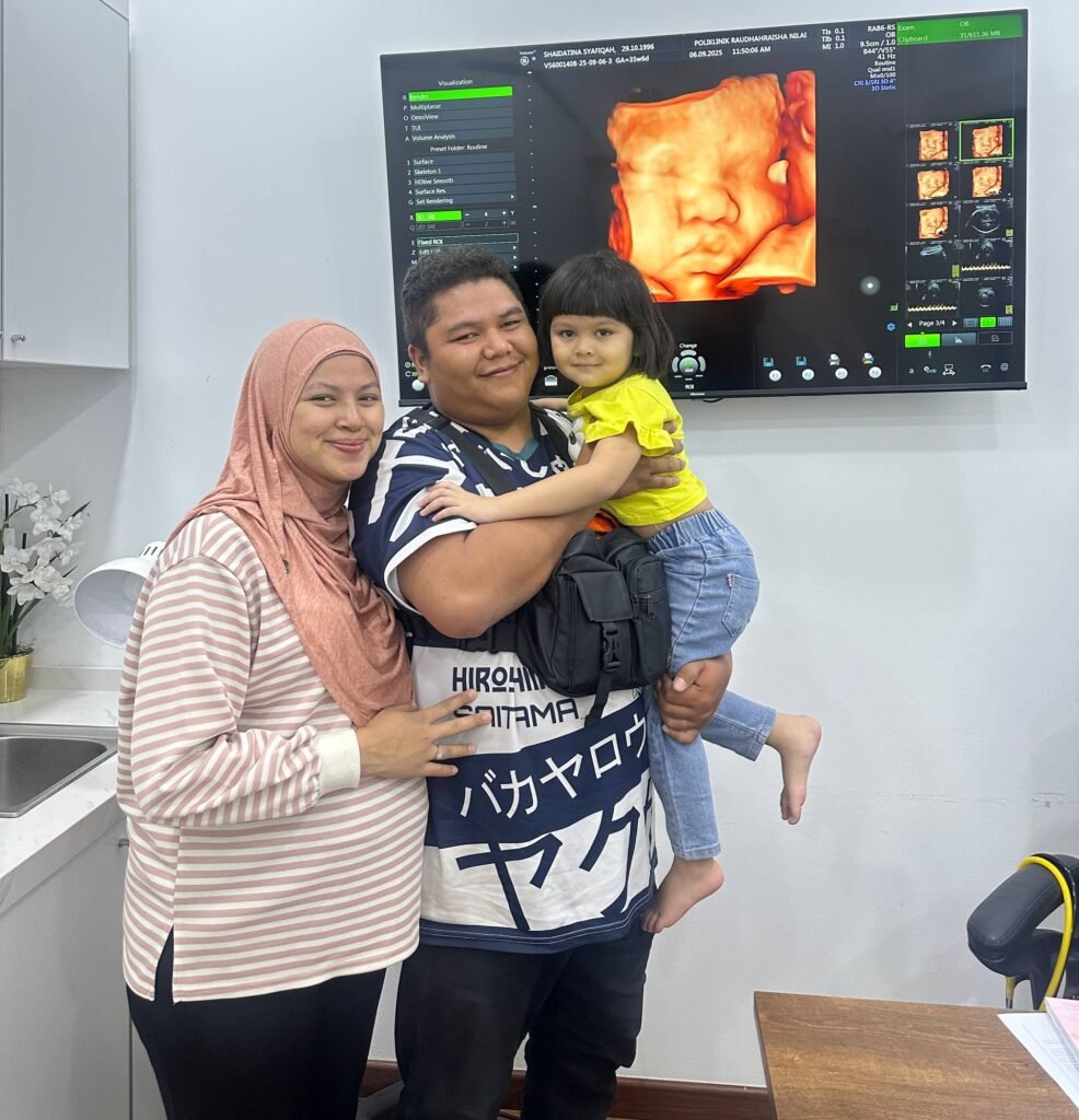 suami isteri yang gembira selepas dapat melihat 5D ultrasound scan