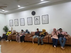 Ibu Bapa sedang menunggu giliran di poliklinik raudhah raisha