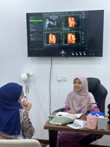 Doktor sedang memberi nasihat kepada ibu